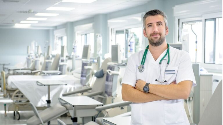 El doctor Raúl García, coordinador del Servicio de Nefrología y Diálisis del Hospital Juaneda Miramar
