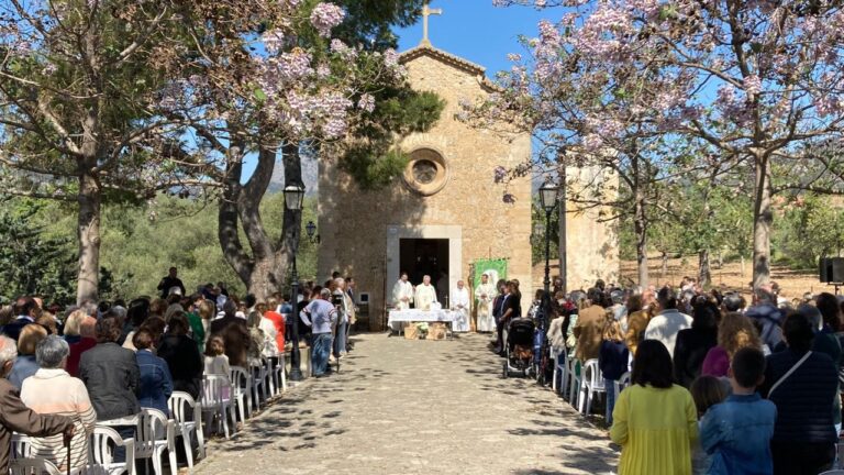 Un momento de las celebraciones de la Romería del Cocó, este miércoles 12 de abril, en Lloseta.