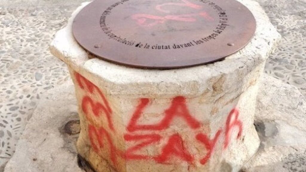 Pinturas vandálicas en es Pou Nou, elemento patrimonial situado en el barrio palmesano de Son Forteza