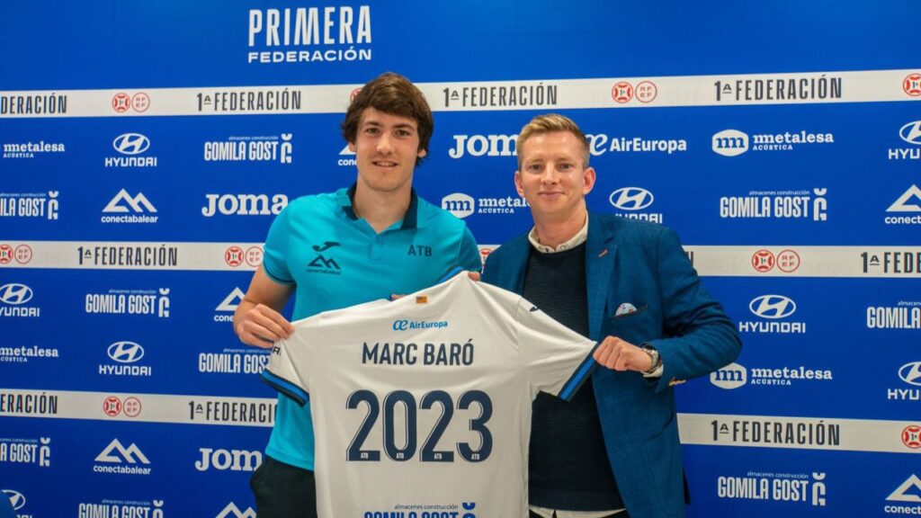 Marc Baró y el director deportivo del ATB, Patrick Messow, durante la presentación del jugador, el pasado enero