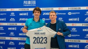 Marc Bar&oacute; y el director deportivo del ATB, Patrick Messow, durante la presentaci&oacute;n del jugador, el pasado enero