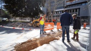 Zanja abierta en la plaza de Espa&ntilde;a, con ocasi&oacute;n de las obras de reforma, que permite contemplar restos patrimoniales hist&oacute;ricos