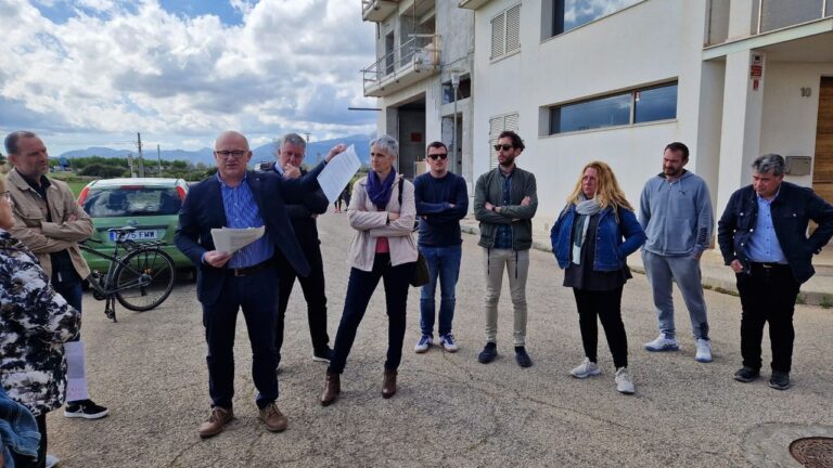 El alcalde de sa Pobla, Llorenç Gelabert (con un documento en la mano), durante una concentración contra el proyecto de parque fotovoltaico