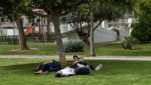 Chicos descansando en el parque de las Estaciones