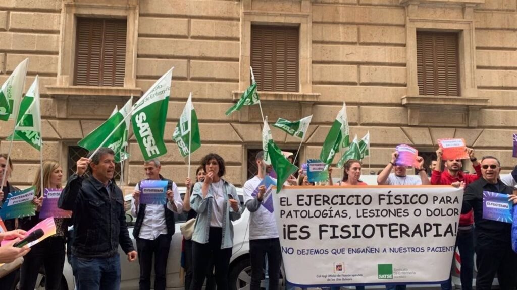Imagen de la concentración llevada a cabo por fisioterapeutas ante la sede del IbSalut, en Palma