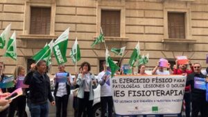 Imagen de la concentraci&oacute;n llevada a cabo por fisioterapeutas ante la sede del IbSalut, en Palma