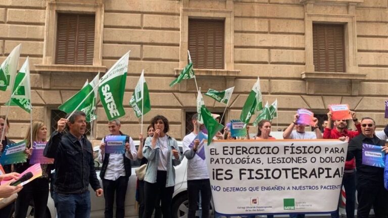 Imagen de la concentración llevada a cabo por fisioterapeutas ante la sede del IbSalut, en Palma