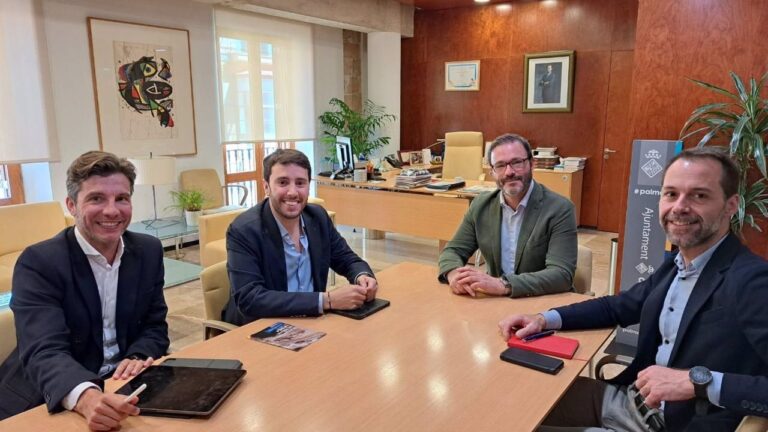 El alcalde de Palma, José Hila, durante su reunión con los representantes de AJE, Gori Jaume Bonnin y Yoann Blanc