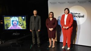 El director gerente del Teatre Principal, Josep R. Cerda; la vicepresidenta del Consell, Bel Busquets, y Galina Sosa, de Meli&aacute; Hotels, durante la presentaci&oacute;n de los premios &Oacute;pera XXI