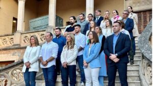Estefan&iacute;a Gonzalvo, con los miembros de la candidatura del PP de Andratx, en el Castell de Son Mas