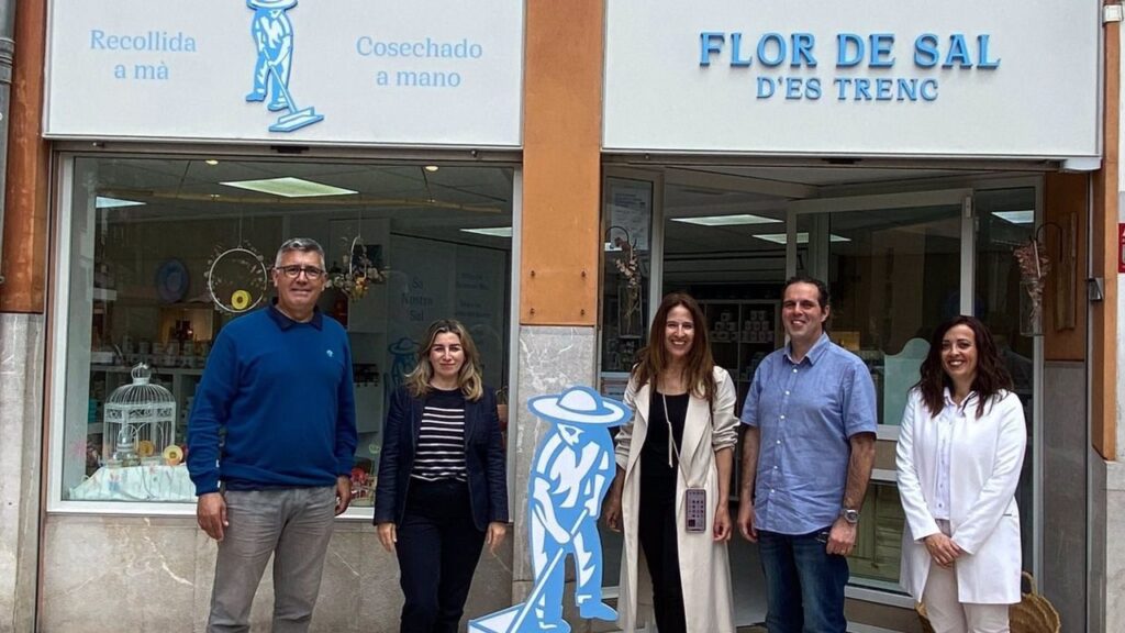 El presidente del Colegio de Guías Turísticos de Baleares, Pedro OIiver, y la vicepresidenta, Laura Velasco, durante su visita a la tienda Flor de Sal d'Es Trenc, en Palma.
