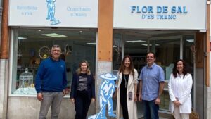El presidente del Colegio de Gu&iacute;as Tur&iacute;sticos de Baleares, Pedro OIiver, y la vicepresidenta, Laura Velasco, durante su visita a la tienda Flor de Sal d'Es Trenc, en Palma.