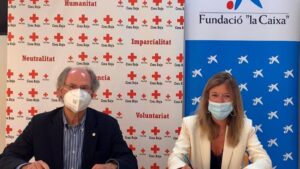 Imagen de la firma del convenio de colaboraci&oacute;n entre Fundaci&oacute;n la Caixa y Cruz Roja