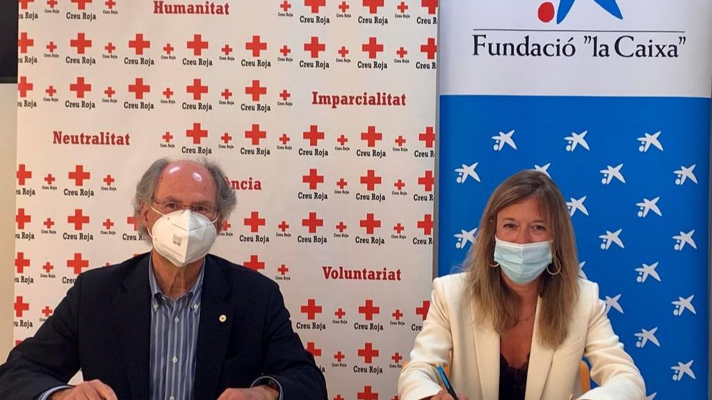 Imagen de la firma del convenio de colaboración entre Fundación la Caixa y Cruz Roja