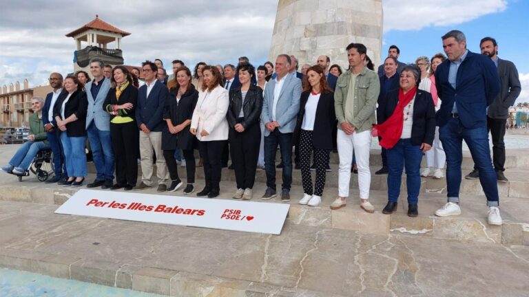Francina Armengol, con los integrantes de las listas socialistas en las cuatro islas, durante la presentación oficial, en es Molinar