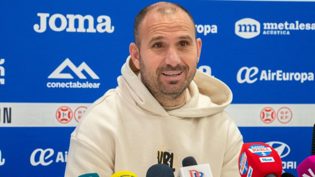 Tato, entrenador del Atlético Baleares, en una reciente rueda de prensa