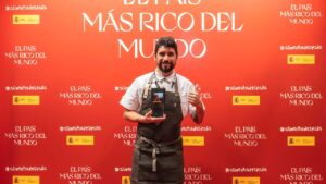 Jos&eacute; Miguel Mart&iacute;nez Pi, con el galard&oacute;n que le ha sido otorgado en la final del Premio Nacional 'Tapa Alimentos de Espa&ntilde;a'