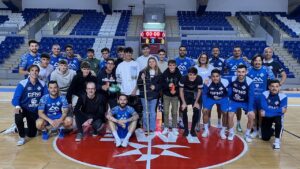 Jugadores y cuerpo t&eacute;cnico del Mallorca Palma Futsal, con los j&oacute;venes estudiantes de Son Servera que han creado el mini sat&eacute;lite con el escudo del club