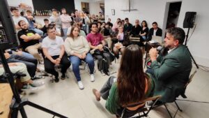 Llu&iacute;s Apesteguia, durante el encuentro con estudiantes mallorquines en Barcelona