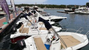 embarcaciones de recreo amarradas