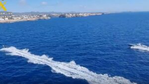 Una lancha de la Guardia Civil persiguiendo a la narcolancha, en Mallorca