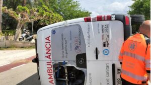 Ambulancia volcada sobre la calzada de la carretera Sineu-Maria de la Salut
