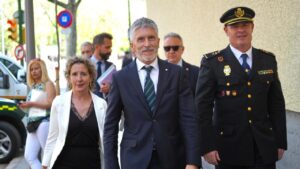 El ministro de Interior, Fernando Grande-Marlaska, en el centro de la imagen, junto a la delegada del Gobierno, Aina Calvo, durante la visita del representante ministerial a Palma