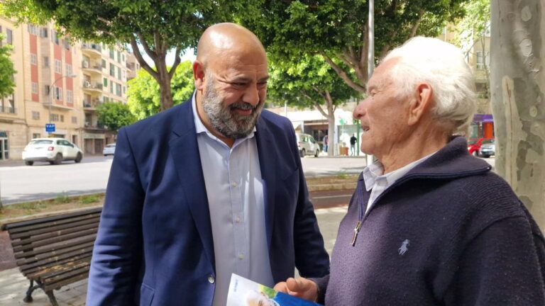 El candidato del PP a Cort, Jaime Martínez Llabrés, departe con un vecino durante su visita al barrio de es Fortí