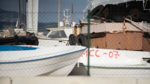 Pateras acumuladas en el puerto de carga