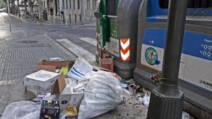 Contenedores sobrecargados de basura en la plaza de Espa&ntilde;a, en Palma