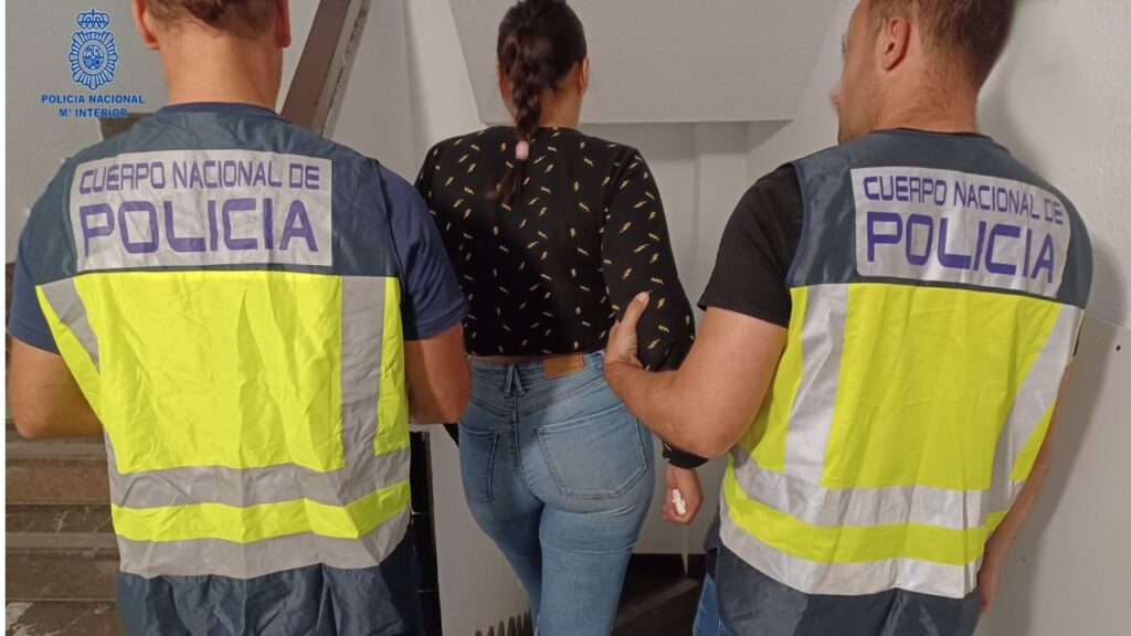 Momento de la detención de la sospechosa por un delito de sumisión química.