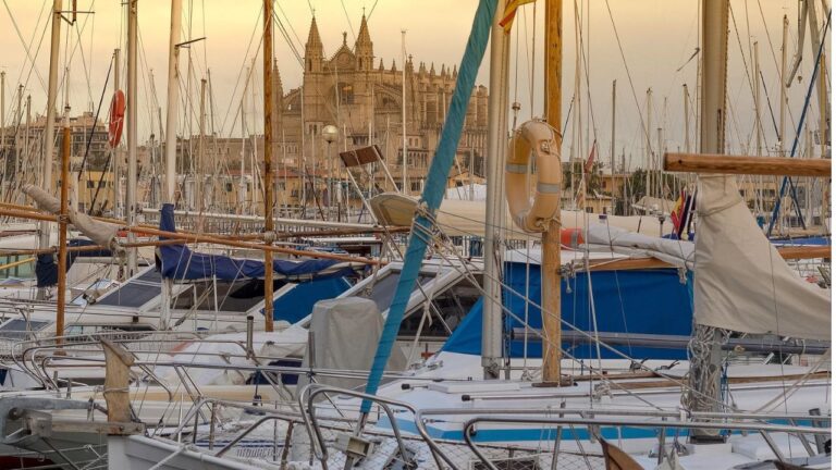 Embarcaciones en el puerto de Palma