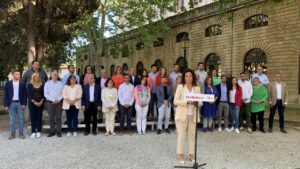 Catalina Cladera, en los jardines de la Miseric&ograve;rdia, junto a los miembros de la candidatura socialista al Consell de Mallorca