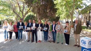 Lloren&ccedil; Galm&eacute;s, junto con los miembros de la candidatura del PP al Consell de Mallorca, en los jardines de la Miseric&ograve;rdia