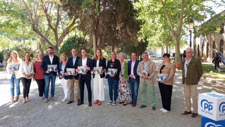 Llorenç Galmés, junto con los miembros de la candidatura del PP al Consell de Mallorca, en los jardines de la Misericòrdia