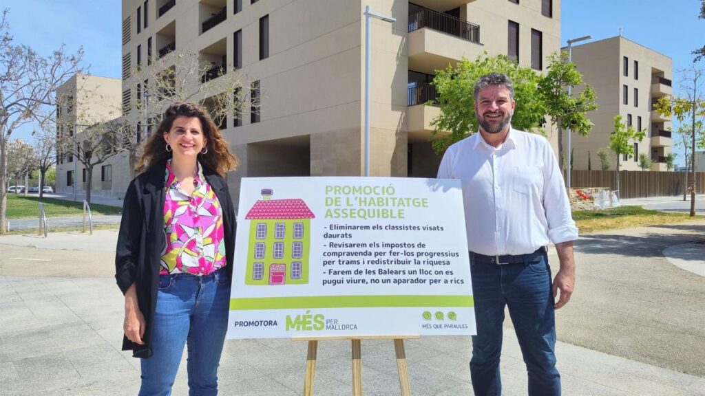 Lluís Apesteguia, junto a Maria Ramon, actual alcaldesa de Esporles e integrante de la lista autonómica de Més per Mallorca