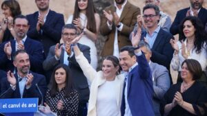 Marga Prohens y Juanma Moreno Bonilla, en Campos, durante la presentaci&oacute;n de la candidatura del PP al Parlament