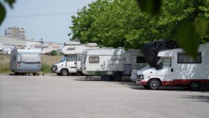 Autocaravanas aparcadas en el recinto del Poliesportiu Son Hugo