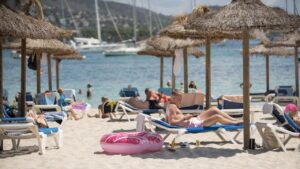 turistas brit&aacute;nicos playa