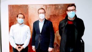 &Aacute;lex Ceball, a la izquierda, junto al alcalde de Palma, Jos&eacute; Hila, y el teniente de alcalde de Cultura y Bienestar Social, Antoni Noguera.