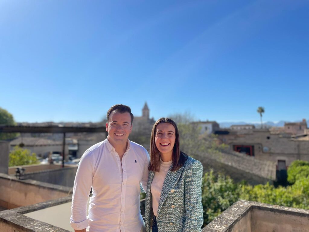 Toni Ferragut, líder del PP en Sencelles, con la número 2 de su candidatura, Joana Oliver