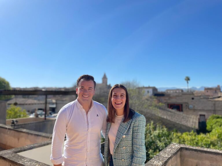 Toni Ferragut, líder del PP en Sencelles, con la número 2 de su candidatura, Joana Oliver
