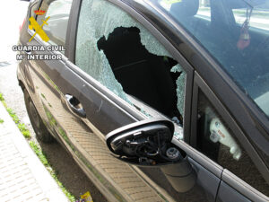 Imagen de uno de los coches asaltados por el menor de 15 a&ntilde;os detenido por la Guardia Civil en Inca