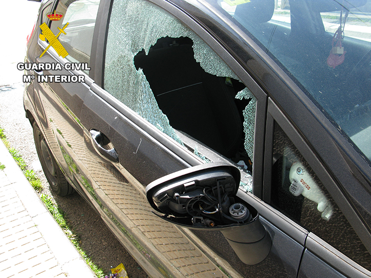 Imagen de uno de los coches asaltados por el menor de 15 años detenido por la Guardia Civil en Inca