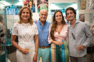 Enrique Bermejo, segundo por la izquierda, junto a su esposa, Mar Aldeguer, y un grupo de amigos, durante un acto de promoci&oacute;n de la firma CooLook, hace algunos a&ntilde;os