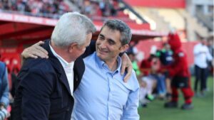 Javier Aguirre saluda al entrenador del Athletic, y exjugador barralet, Ernesto Valverde
