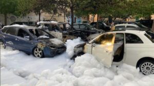 Imagen de veh&iacute;culos que han sufrido desperfectos a causa de un fuego intencionado. FOTO CEDIDA POR EL DIGITAL TOTPLA