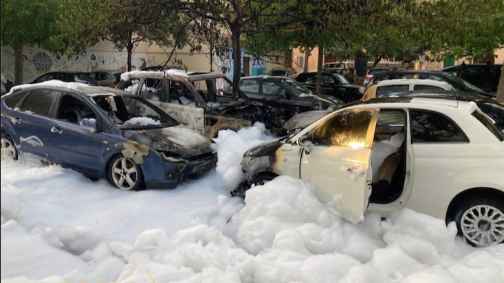 Imagen de vehículos que han sufrido desperfectos a causa de un fuego intencionado. FOTO CEDIDA POR EL DIGITAL TOTPLA