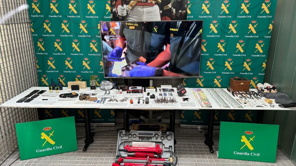 Objetos incautados por la Guardia Civil con ocasión de la Operación Lanzeroski