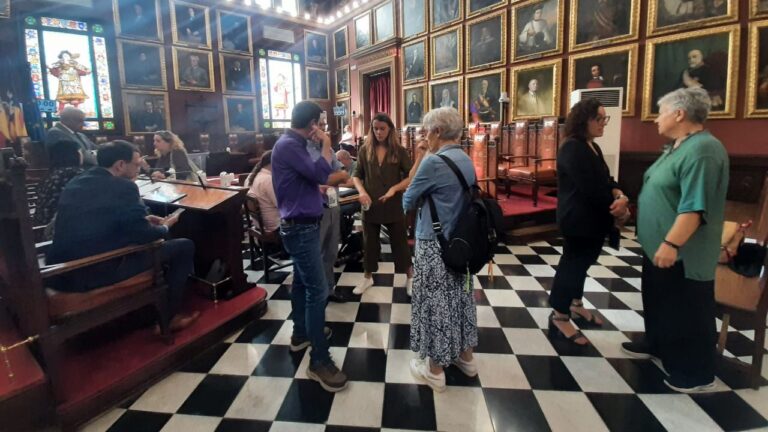 Claudia Costa (centro) edil de Participación Ciudadana Cort